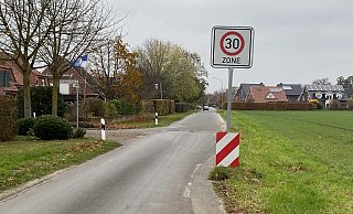 An Tempo 30 halten sich an dieser Stelle viele nicht. Die Fahrbahn der Wittensteiner Straße wird deshalb nun verengt. - Tasja Klusmeyer, HK
