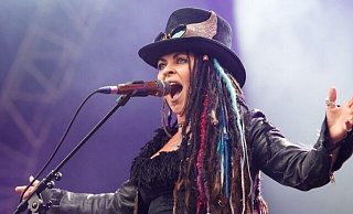 Rockerin mit vielen Gesichtern: Dilana aus Südafrika präsentiert in Versmold Songs großer Frauen der Musikgeschichte. - Inge Schepers