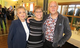 Konnten viele Glückwünsche entgegennehmen: Christian Singenstroth mit Lebensgefährtin Verena Hermanns (M.) und seiner Schwester Elke Uphaus hatten zu der Geburtstagsfeier eingeladen. - Alexander Heim