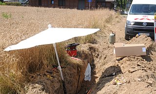 Wie hier an der Schloßstraße hatte ein Tiefbauunternehmen beim Baggern das Telefonkabel erwischt. Der Mitarbeiter einer anderen Firma, der den Schaden reparieren sollte, hatte bei mehr als 30 Grad wenigstens einen Sonnenschirm. Die Männer, die den Tiefbau durchführten, hatten weder Sonnenschutz noch ausreichend Trinkwasser. - Anja Hanneforth