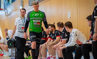 Mit sorgenvoller Miene verließen Jan Schröder (r.) und Physiotherapeut Viktor Kanke am Samstag die Halle. - Nico_Seifert