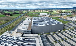 Vergangenen Dienstag (20. Februar) ist die Photovoltaik-Anlage von Walbusch nach einem Jahr Bauzeit ans Netz angeschlossen worden. Sie produziert mehr Strom, als von Logistikzentrum und Outlet-Center benötigt werden. - Ulrich Fälker