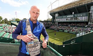 Andrei Medwedew erlebte in Kiew die Zerstörung eines Tenniszentrums, trat der ukrainischen Reservearmee bei - und war daher vielbeachteter Gast bei der Show-Eröffnung der Terra Wortmann Open. - Wolfgang Rudolf