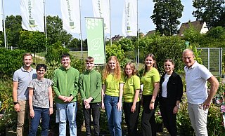 Sebastian Noelle (Geschäftsleitung, v. l.), Silke Brockmeyer, Bent Niklas Ata (Verkäufer, Detmold), Jean Steinheide (Kaufmann im Einzelhandel, Detmold), Ronja Werneke (Kauffrau im Einzelhandel, Gütersloh), Finja Schmidt (Kauffrau im Einzelhandel, Halle), Caleen Dreßler (Gestalterin für visuelles Marketing, Halle) und Personalreferentin Katja Richter und Henry Brockmeyer - Brockmeyer