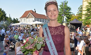 Die neue Heidekönigin heißt Lisanne Gronert, ist Erzieherin und 24 Jahre alt. - Birgit Nolte
