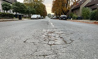 Die Schäden in der Fahrbahn der Bielefelder Straße sind unübersehbar. Und für Verkehrsteilnehmer an vielen Stellen beim Ruckeln im Wagen spürbar. - Tasja Klusmeyer