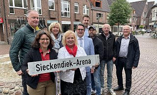 Willkommen in der Sieckendiek-Arena: Sponsoren und Kaufmannschaft mit Volker Willich (v. l.), Lara Kehl, Heike Kraak, Rosi Dieckmann-Rose, Dirk Ludewig, Constantin Kraak, Sascha Hinnendahl, Peter Sochart und Roland Bredow stellen erste Programmpunkte fürs Stadtfestival 2024 vor. - Tasja Klusmeyer
