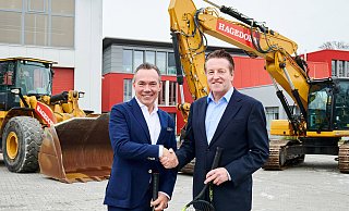 Bildzeile: Aufschlag für eine gelungene Zusammenarbeit: Thomas Hagedorn (links), geschäftsführender Gesellschafter der Hagedorn Unternehmensgruppe, und Turnierdirektor Ralf Weber freuen sich über die neue Partnerschaft. © Hagedorn (honorarfrei) - Philipp Oesterle