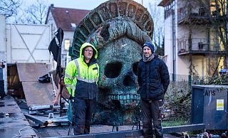 Stefan (l.) und Aiko Bartsch erlebten mit ihrer Geisterbahn ein reales Horror-Wochenende in Versmold. - Andre Schneider