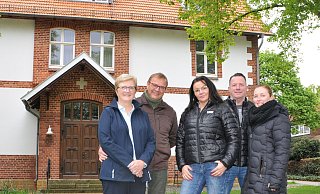 Annette und Thomas Uhlemeyer (v. l.), Maida und Ilias Ntinos sowie Luise Strothenke vor der Alten Dorfschule. Gemeinsam organisieren sie den Gourmetfrühling. - Frank Jasper