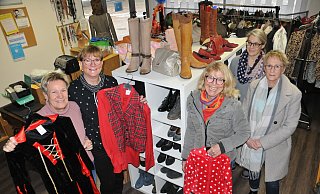 Angekommen: Gisela Sommerstedt (v. l.), Margret Gail, Andrea Waschbüsch, Dagmar Landwehr und Monika Drewel im neuen Laden. - Frank Jasper
