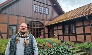 Immobilienmakler Maximilian Remmert gewährt einen Blick in das Haus mit einer Wohnfläche von 380 Quadratmetern. - Uwe Pollmeier