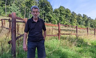 Wolfgang Böhm von der WDGA spricht von einem "beißenden Gestank", sobald man in die Nähe der imprägnierten Weidezäune kommt. Er sorgt sich vor möglichen Gefahren durch das behandelte Holz. - Anja Hanneforth