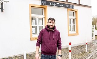 Seit vier Jahren stehen vor der Eisdiele von Rui Ferreira Poller. Jetzt könnte die Finkenau zur Spielstraße werden. - Andre Schneider