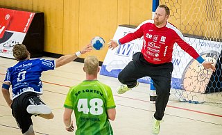 In Hochform: Loxtens Torwart Marco Possehl pariert gegen Salzuflens Florian Krüger. - Sören Voss