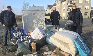 Der illegal entsorgte Müll einer einzigen Woche. Bauhofsleiter Thomas Schürmann (v.l.), der Leiter der Abteilung Umwelt und Klimaschutz, Felix Hüttl und die Umweltbeauftragte der Stadt Janine Thannhäuser rufen die Bevölkerung zur Mithilfe auf. - Heiko Kaiser