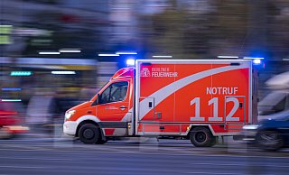 Der eingesetzte Rettungsdienst brachte die Frau anschließend zur weiteren stationären Behandlung und Untersuchung in ein nahe gelegenes Krankenhaus. - (c) Copyright 2022, dpa (www.dpa.de). Alle Rechte vorbehalten