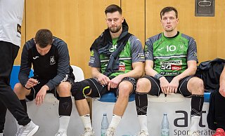 Anfang März herrschte nach der 19:33-Niederlage gegen Harsewinkel Frust auf der Loxtener Bank: Max Harnacke (v.l.), Maurice Schirge und Jan Patzelt schauen bedröppelt ins Leere. - Sören Voss