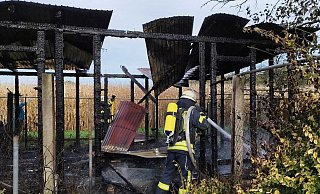 Ein Hühnerstall brennt in Loxten am Sonntag nieder. Die Feuerwehr ist schnell vor Ort. - Andre Schneider