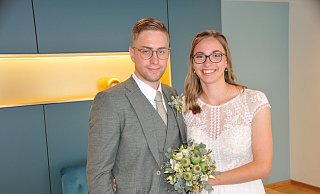 Lena und Niklas Neitemeier nach der Trauung im Steinhagener Standesamt. - Frank Jasper