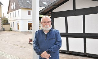Dieter Molkse "in zivil". Nicht vorm Haus vorm Nikolaus, sondern vor einer der Weihnachtsmarkt-Hütten, die bereits rund um die Dorfkirche aufgebaut worden sind. - Frank Jasper