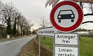 Eigentlich sollten nur Anlieger am Caldenhofer Weg entlang fahren. Aber daran hält sich kaum einer. Nun legte die Stadt Messergebnisse vor. - Tasja Klusmeyer