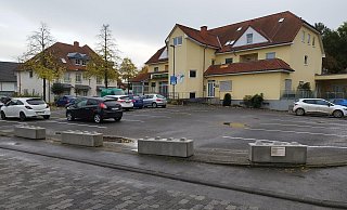 Der Parkplatz vor dem Gebäude der ehemaligen Fleischerei Goldbecker ist neuerdings umzäunt. Die Stellflächen sind nicht mehr kostenfrei nutzbar. - Andre Schneider