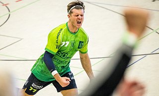 Loxtens Florian Schöße feiert einen seiner acht Treffer mit den Fans in der Versmolder Sparkassen-Arena. - Sören Voss