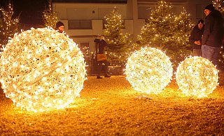Die Lichtkugeln auf dem Borgholzhausener Weihnachtsmarkt wird es auch in diesem Jahr wieder geben. - Andre Schneider