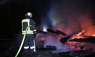 Die Feuerwehr bekam den Großbrand im Teuto letztlich in den Griff. Doch seine Folgen beschäftigen die Beteiligten bis heute. - Andreas Eickhoff
