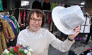 Walburga Hutter nimmt nach 15 Jahren im "Laden" ihren Hut. Die glitzernde Kopfbedeckung stammt - natürlich - aus dem Secondhand-Geschäft. - Frank Jasper