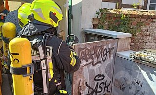 Die Einsatzkräfte der Feuerwehr Borgholzhausen waren schnell am betroffenen Stromverteiler und löschten das Feuer. - Feuerwehr Borgholzhausen