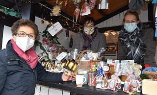 Renate Kampmann (von links), Karin Hoffmann und Karina Mazurkewitz betreuten den AGS-Stand. - Birgit Nolte