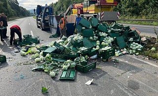 Bei dem Unfall wurde auch die mittlere Leitplanke beschädigt. - -/Nord-West-Media TV/dpa