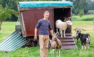 Dieter Gorgs ist in seinem Element: Er liebt die Natur und legt auch bei der Tierhaltung viel Wert auf Natürlichkeit. - Andre Schneider