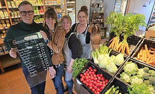 Clemens und Viktoria John (v. l.) sowie die Mitarbeiterinnen Larissa Riesen und Nicole Fauler setzen im Hofladen Grünzeit weiter auf regionale Produkte und wollen auch das Bistro wieder mehr in den Vordergrund stellen. - Silke Derkum-Homburg