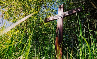 Das Verbrechen an Frauke Liebs ist bis heute ungeklärt, ein Holzkreuz an dem Fundort ihrer Leiche bei Lichtenau erinnert an die junge Frau. - Besim Mazhiqi