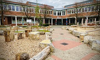 Es gibt gerade viele ermutigende Signale für die Gesamtschule Halle. Gleichwohl steht sie im Feuer und ist zum Erfolg verdammt. - Nicole Donath