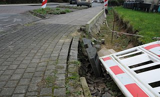 Wer an dieser Stelle an der Oststraße unterwegs und nicht gut zu Fuß ist, muss arg aufpassen, dass er nicht versehentlich in das Loch fällt. Der Bauzaun, der die gefährliche Stelle absichern sollte, liegt offenbar schon seit Wochen neben der Baugrube. - Anja Hanneforth