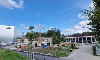 Der Bau der neuen Mechanischen Werkstatt (r.) im Südosten des Werksgeländes von Storck ist sichtbar fortgeschritten. Im Gebäude unweit des neuen Hochregallagers (l.) soll ab 2025 auch die Ausbildungswerkstatt integriert werden. - Uwe Pollmeier