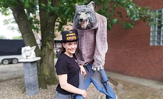 Nicole Overkamp organisiert Versmolds größtes Halloween-Event, auf dem auch "Wolfi" (r.) zum Einsatz kommt. - Andre Schneider