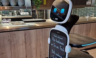 Roboter "Robert" serviert in der Kantine das Essen und transportiert Teller und Besteck in die Küche. - Uwe Pollmeier