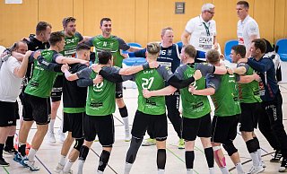 Beim Spiel SF Loxten gegen TuS Bommern folgt bei den Gastgebern kollektiver Jubel nach dem 30:28. - Sören Voss