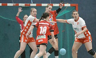 Die Brockhagenerinnen Pia Dreier und Kim Wienböker konnten sich gegen Hörstes Innenblock mit Clara Bremke (l.) und Moana Schilberg selten durchsetzen. - Christian Helmig