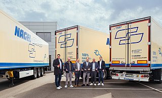 Die Projektverantwortlichen der Nagel-Group an den neuen Kühlaufliegern. - NAGEL-GROUP