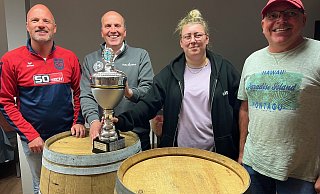 Jan Bentfeld (v.l.) von der SG Oesterweg, Kreisvorsitzender Markus Baumann, Glücksfee Chantal Schildmann und Volker Bergmann vom SC Peckeloh freuen sich auf den 24. Haller-Kreisblatt-Cup und das 21. Frauen-Masters. - Christian Helmig