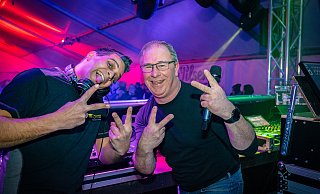 Sebastian Przibytzin, alias DJ Schibi, und Dirk Tabor heizen im Kirmes-Zelt am Freitagabend an. - NISEIFOTOS_Nico_Seifert
