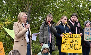 Geschätzte 200 Eltern, Kinder und Politiker hatten im April diesen Jahres an einer Demo für einen festen vierten Zug an der Realschule Steinhagen teilgenommen. - Jonas Damme