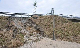 Die Autobahnbrücke Queller Straße ist an einer Stelle stark beschädigt. Die Böschung ist bis zur Fahrbahnkante abgerutscht. - Frank Jasper