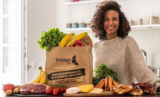 Knuspr bietet als Online-Supermarkt seinen Kunden ein breites Sortiment mit bis zu 19.000 Produkten aus Supermarkt und Hofladen und liefert innerhalb von nur drei Stunden direkt an die Haustür. - Knuspr